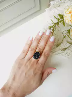 ANEL AJUSTAVEL COM PEDRA NATURAL TURMALINA NEGRA - Cordão de Luz Joias Finas