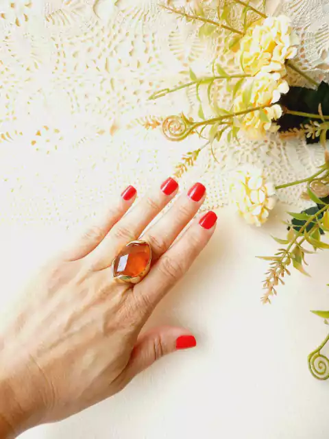 ANEL OVAL COM PEDRA NATURAL AGATHA VERMELHA FACETADA