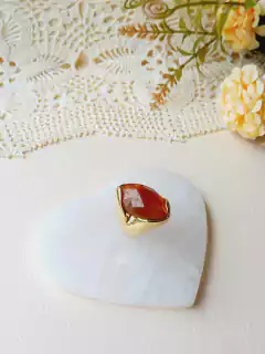 ANEL OVAL COM PEDRA NATURAL AGATHA VERMELHA FACETADA - Cordão de Luz Joias Finas