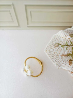 BRACELETE EM PEROLAS SHELL - loja online