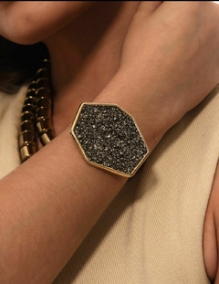 BRACELETE GEOMÉTRICO COM A PEDRA NATURAL PIRITA - comprar online
