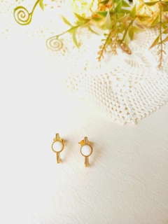 BRINCO EAR HOOK COM PEDRA NATURAL RUTILO