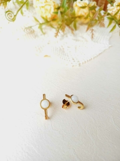 BRINCO EAR HOOK COM PEDRA NATURAL RUTILO - Cordão de Luz Joias Finas
