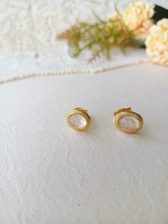 BRINCO MINI OVAL BANHO OURO 18K COM PEDRA NATURAL CRISTAL DE ROCHA - Cordão de Luz Joias Finas