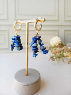 BRINCO ARGOLAS CACHO COM CASCALHOS DE PEDRA NATURAL LAPIS LAZULI - comprar online