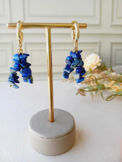 Imagem do BRINCO ARGOLAS CACHO COM CASCALHOS DE PEDRA NATURAL LAPIS LAZULI