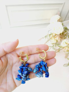 BRINCO ARGOLAS CACHO COM CASCALHOS DE PEDRA NATURAL LAPIS LAZULI - Cordão de Luz Joias Finas