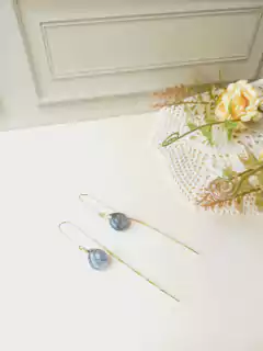 BRINCO FIO PASSANTE COM PEDRA NATURAL RUTILO