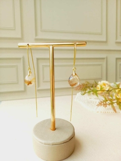 BRINCO FIO PASSANTE COM PEDRA NATURAL RUTILO DOURADO - Cordão de Luz Joias Finas