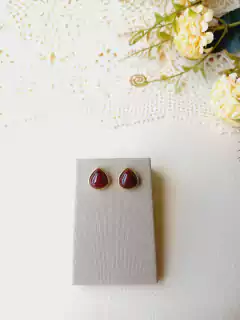 BRINCO GOTA COM PEDRA NATURAL AGATHA VERMELHA - loja online