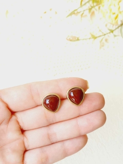 BRINCO GOTA COM PEDRA NATURAL AGATHA VERMELHA - comprar online