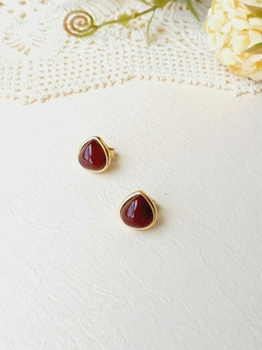 BRINCO GOTA COM PEDRA NATURAL AGATHA VERMELHA