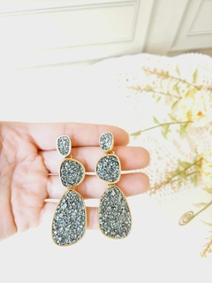BRINCO ORGANICO GRANDE COM PEDRA NATURAL PIRITA - Cordão de Luz Joias Finas