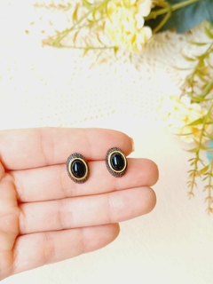BRINCO MINI FOLHEADO A OURO 18K E RÓDIO NEGRO COM PEDRA NATURAL AGATHA NEGRA - comprar online