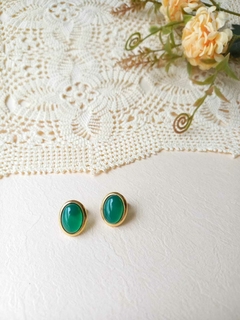 BRINCO OVAL COM PEDRA NATURAL AGATHA VERDE