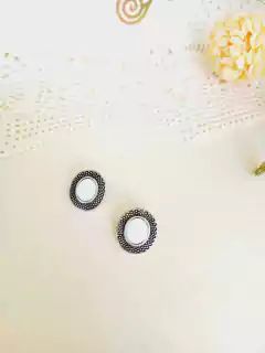 Imagem do BRINCO OVAL EM PRATA ENVELHECIDA CONCHA NATURAL MADREPEROLA