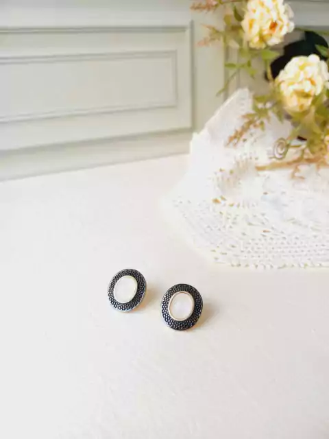 BRINCO OVAL BANHO OURO 18K E RÓDIO NEGRO COM PEDRA NATURAL CRISTAL DE ROCHA