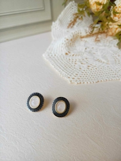 BRINCO OVAL BANHO OURO 18K E RÓDIO NEGRO COM PEDRA NATURAL CRISTAL DE ROCHA - loja online
