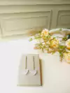 BRINCO PALITO COM PEDRA NATURAL CORAÇÃO QUARTZO ROSA