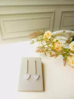 BRINCO PALITO COM PEDRA NATURAL CORAÇÃO QUARTZO ROSA