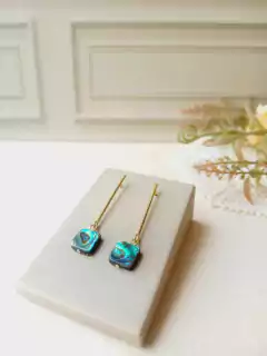 BRINCO PALITO COM PEDRA NATURAL CUBO ABALONE - Cordão de Luz Joias Finas