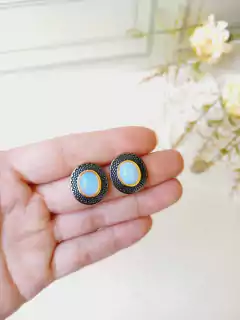 BRINCO OVAL BANHO OURO 18K E RÓDIO NEGRO COM PEDRA OPALINA - comprar online