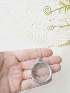 COLAR CÁPSULA LISA MEDALHÃO VISOR VIDRO - comprar online