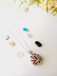 COLAR CHAMADOR DE ANJO FLOR DE LÓTUS COM PEDRAS NATURAIS