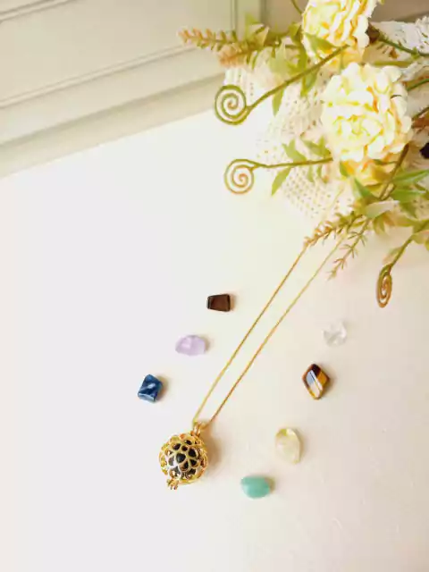 COLAR MÉDIO CHAMADOR DE ANJO E DIFUSOR AROMATICO COM 7 PEDRAS NATURAIS