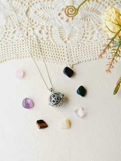 COLAR CHAMADOR DE ANJO EM PRATA 925 TRIQUETRA 7 PEDRAS NATURAIS