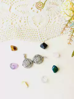 COLAR CHAMADOR DE ANJO EM PRATA 925 TRIQUETRA 7 PEDRAS NATURAIS na internet