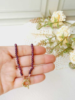 CHOKER ESFERAS POLIDAS COM PEDRA NATURAL GRANADA na internet