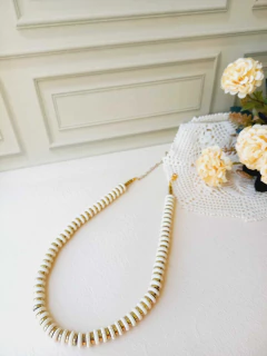 COLAR CHOKER DISCOS DE HEMATITA E HOWLITA BEGE - loja online