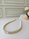 COLAR CHOKER DISCOS DE HEMATITA E HOWLITA BEGE