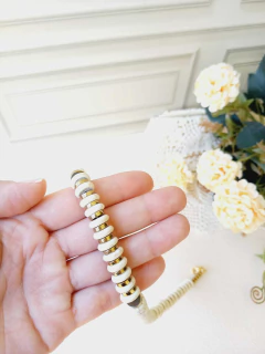 COLAR CHOKER DISCOS DE HEMATITA E HOWLITA BEGE - Cordão de Luz Joias Finas