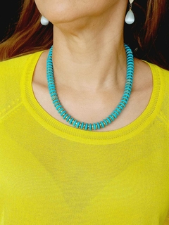 COLAR CHOKER DISCOS DE HEMATITA E HOWLITA TURQUESA AZUL - Cordão de Luz Joias Finas