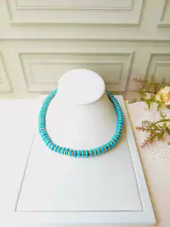 COLAR CHOKER DISCOS DE HEMATITA E HOWLITA TURQUESA AZUL - loja online