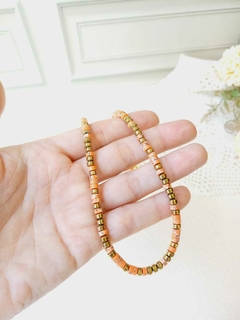 COLAR CHOKER DISCOS DE HOWLITA LARANJA COM HEMATITA - loja online