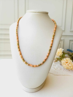 COLAR CHOKER DISCOS DE HOWLITA LARANJA COM HEMATITA - Cordão de Luz Joias Finas
