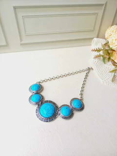 COLAR CHOKER EM ARABESCOS FINOS COM HOWLITA TURQUESA - comprar online