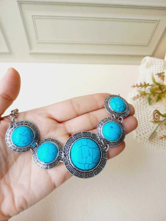 COLAR CHOKER EM ARABESCOS FINOS COM HOWLITA TURQUESA - loja online