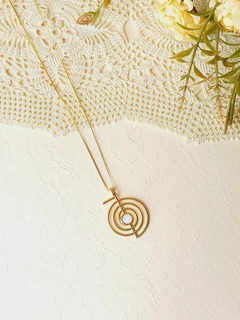 COLAR CHOKUREI CONCHA NATURAL MADREPÉROLA