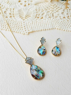 CONJUNTO COM APLICAÇOÕES DE RÓDIO BRANCO COM ABALONE - Cordão de Luz Joias Finas