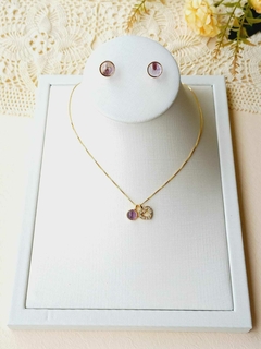 CONJUNTO COM DOIS PINGENTES EM ZIRCONIAS E PEDRA NATURAL AMETISTA