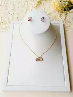 CONJUNTO COM DOIS PINGENTES EM ZIRCONIAS E PEDRA NATURAL AMETISTA