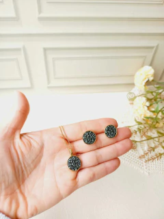 CONJUNTO REDONDO PEDRA NATURAL PIRITA - Cordão de Luz Joias Finas