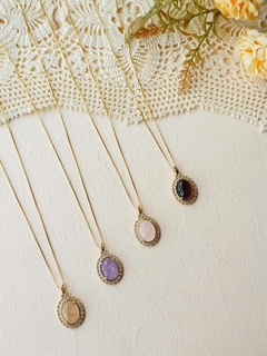 COLAR OVAL COM APLICAÇÕES EM ZIRCONIAS PEDRA NATURAL QUARTZO ROSA - Cordão de Luz Joias Finas