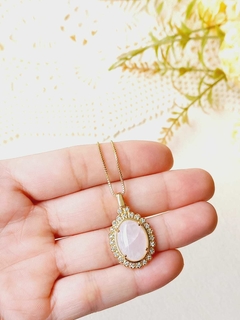 COLAR OVAL COM APLICAÇÕES EM ZIRCONIAS PEDRA NATURAL QUARTZO ROSA - comprar online