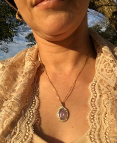 COLAR OVAL COM APLICAÇÕES EM ZIRCONIAS PEDRA NATURAL QUARTZO ROSA na internet