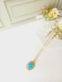 COLAR OVAL CRAVEJADO DE MINI ZIRCONIAS COM PEDRA AGATA AZUL CÉU
